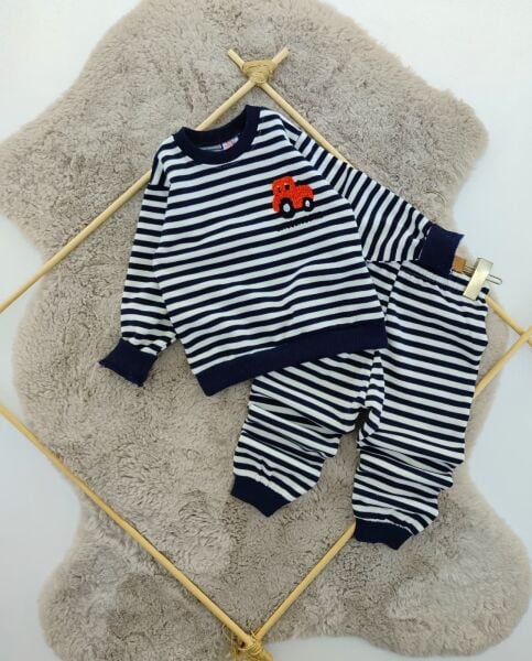 Çizgili Arabalı Takım