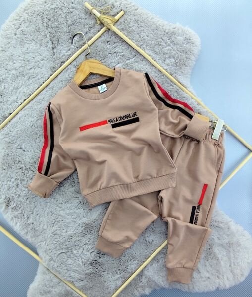 Kol şeritli erkek çocuk takım