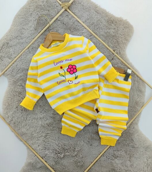 Orjinal çizgili papatya nakışlı takım